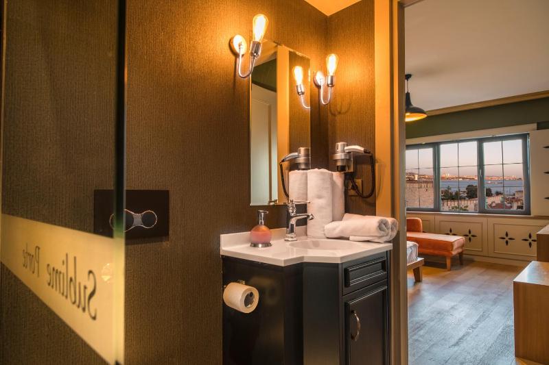Deluxe Double Room with Sea View image 4