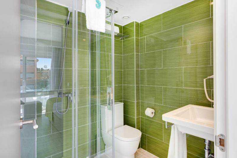 Single Room image 3
