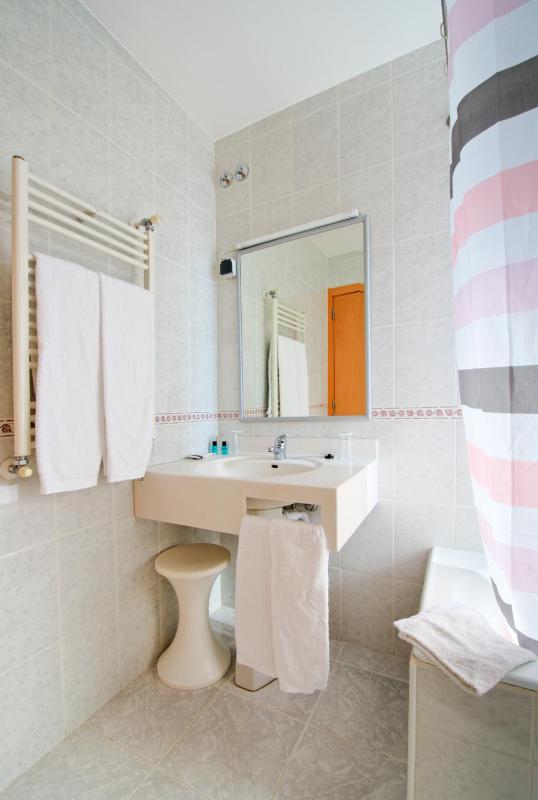 Double Room with Balcony image 2