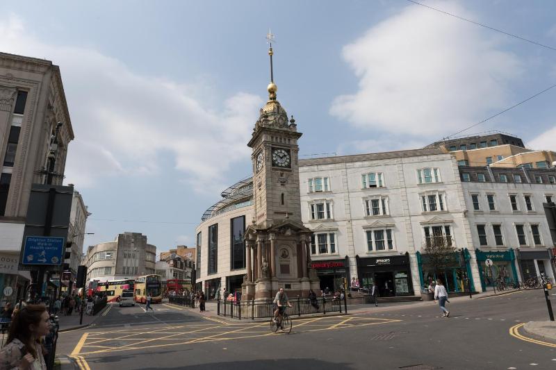Central Portland Street with FREE Parking - image 4