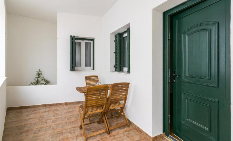 One-Bedroom Apartment image 2