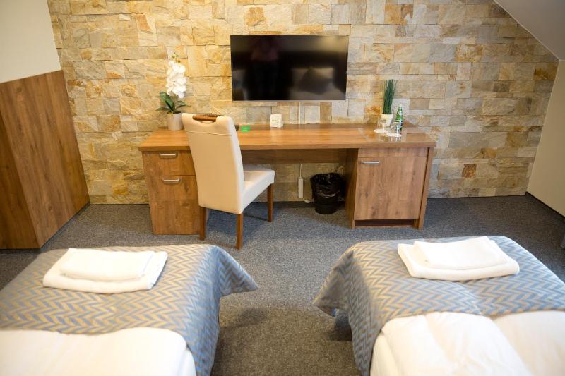 Single Room with Bathroom image 2