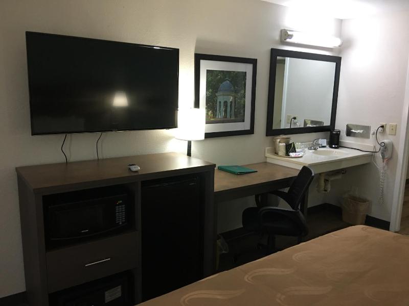 King Room - Accessible/Non-Smoking image 3