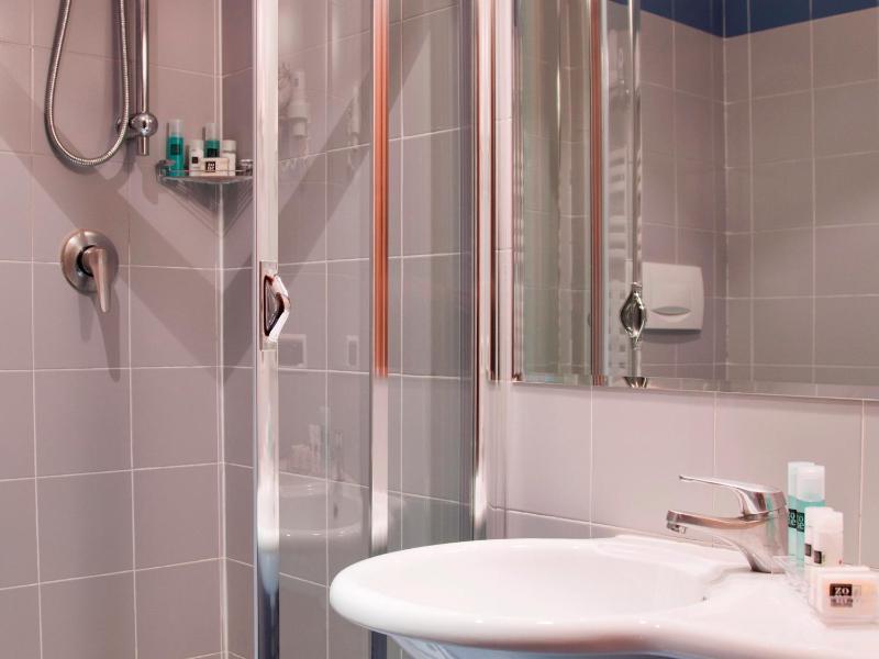 Standard Triple Room image 3