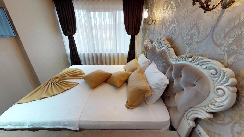 Deluxe Suite with Sea View image 2