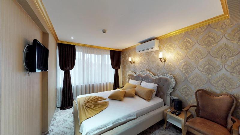 Deluxe Suite with Sea View image 3