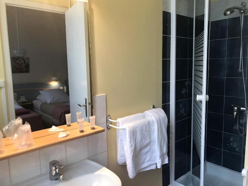 Twin Room with Shower image 2