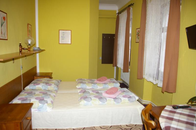 Twin Room image 2
