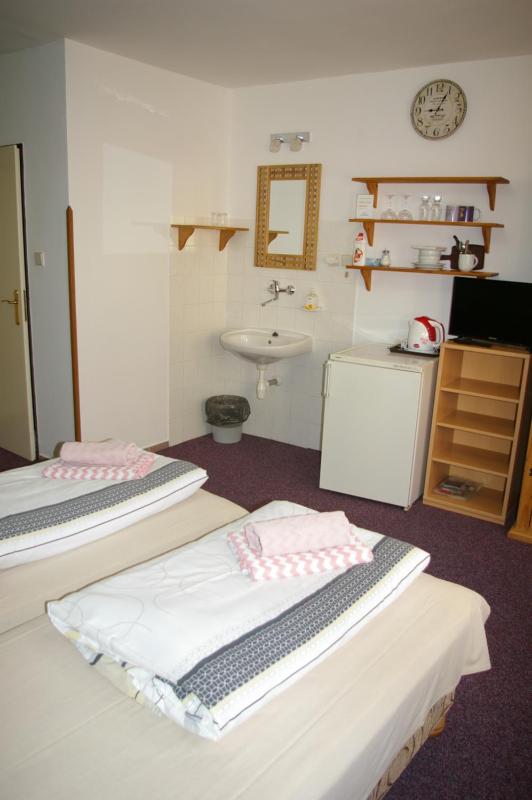 Twin Room image 3
