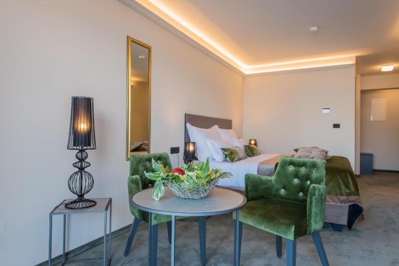 Deluxe Double or Twin Room with Sea View image 1