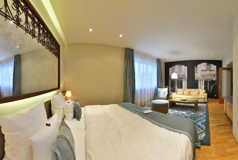King Suite with Bathtub image 4