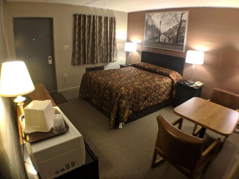 Queen Room - Non-Smoking image 2
