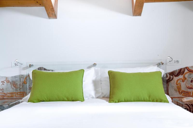 Double Room with City View image 4