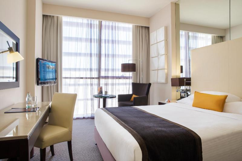 Centro Room – Queen Bed image 3