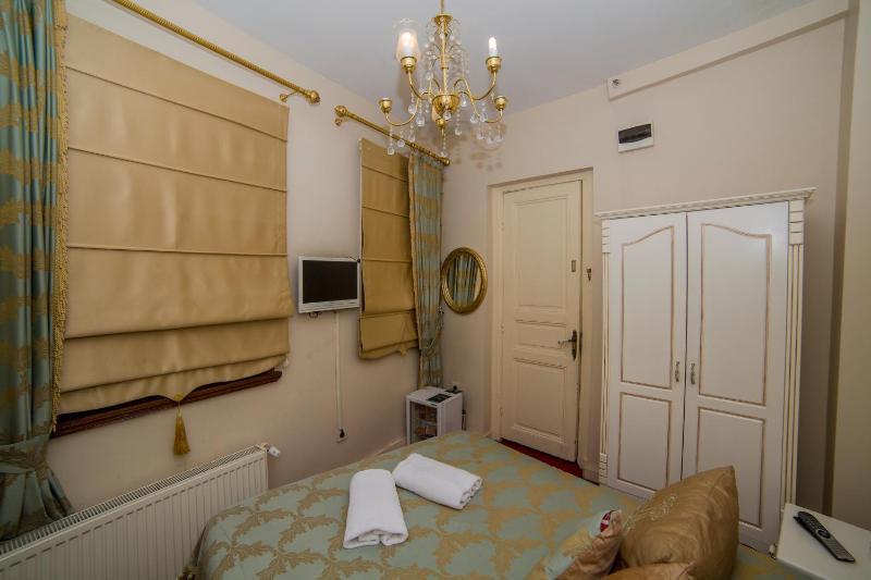 Economy Double Room image 3