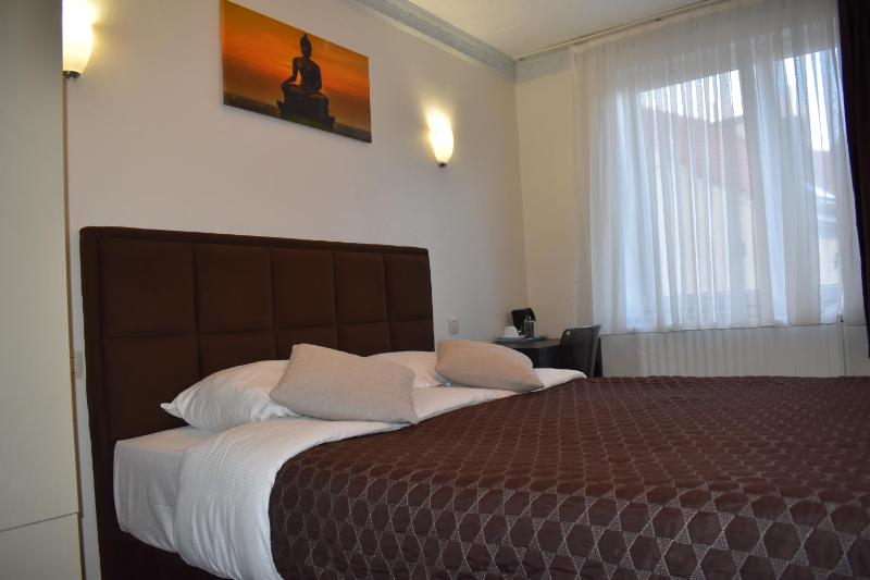 Double Room image 3