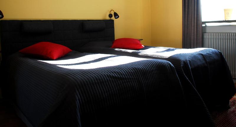 Twin Room image 4