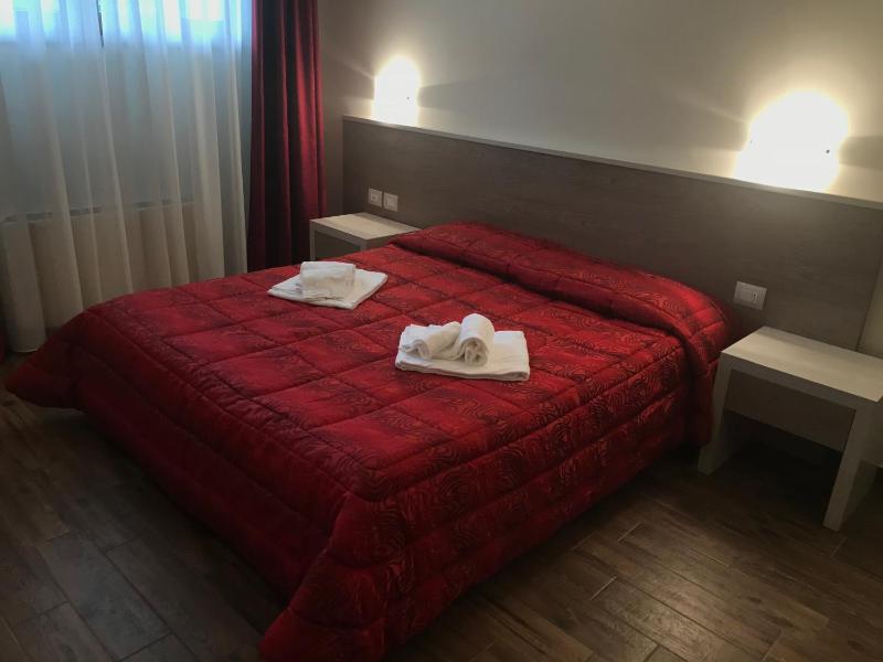Double or Twin Room image 4