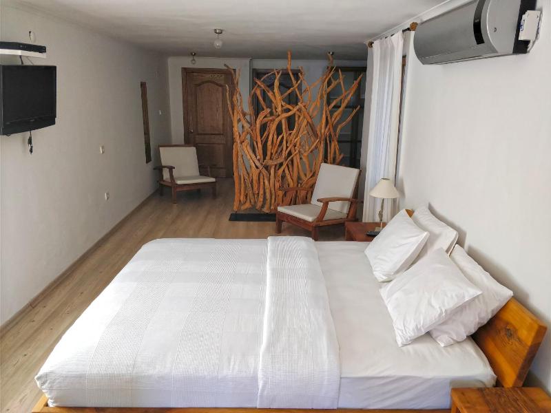 Standard Triple Room image 4