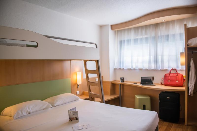 Triple Room with One Double and One Single or Overhead Bunk Bed image 2