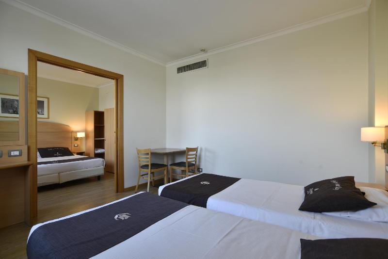 Quadruple Room with 4 Single Beds image 3