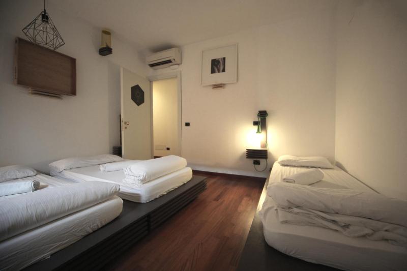 Triple Room with Shared Bathroom image 4