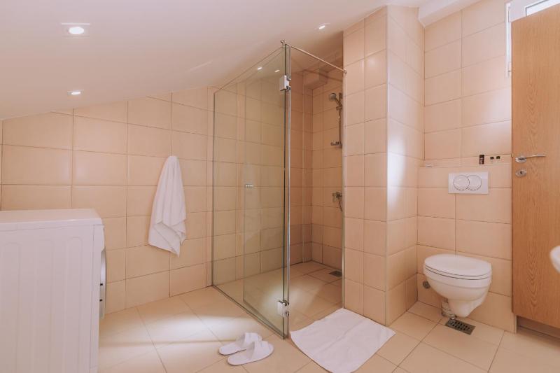 Studio (2 Adults + 1 Child) image 2