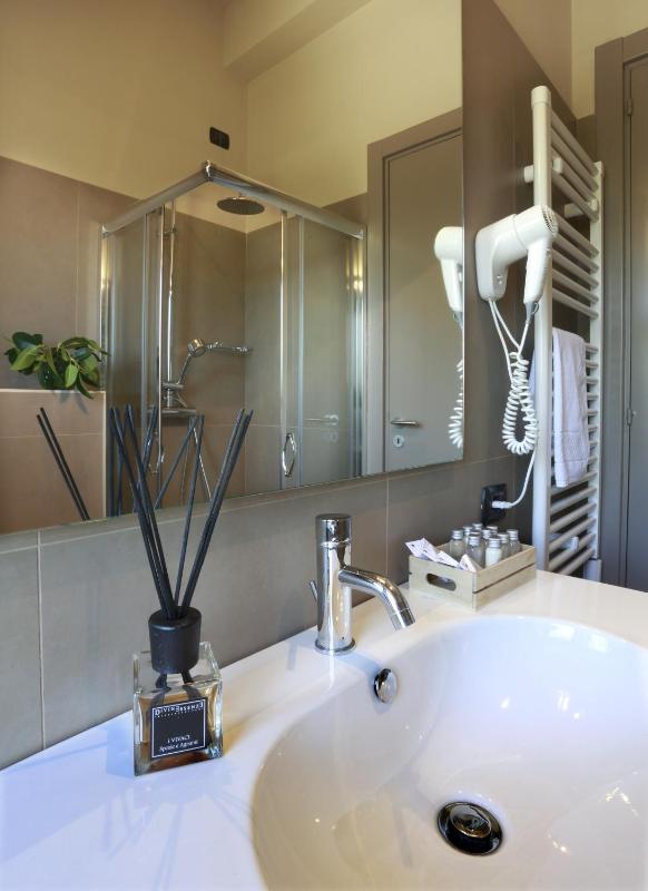 Deluxe Double Room image 2