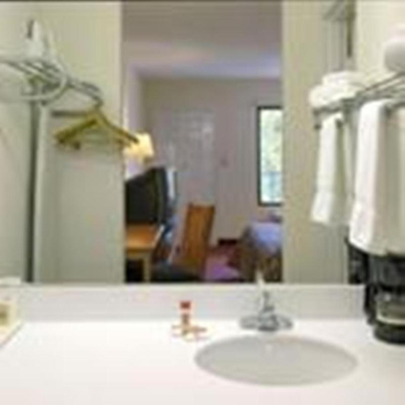 Double Room with Two Double Beds - Smoking image 3