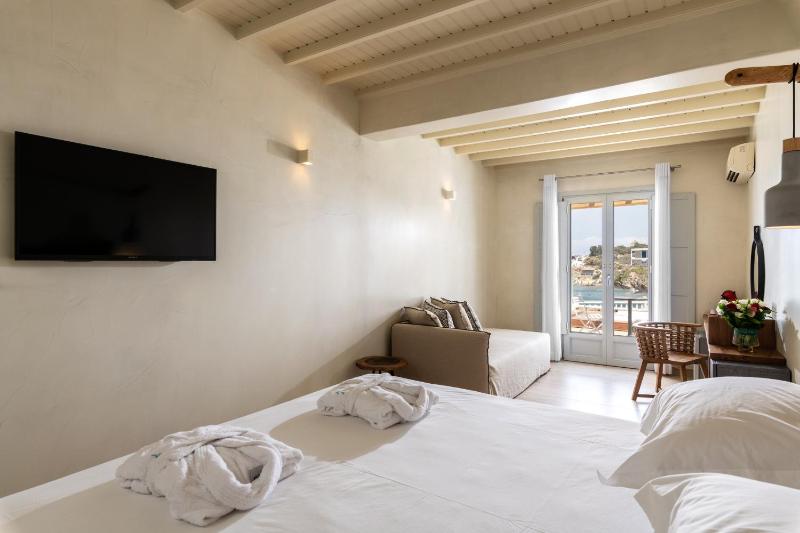 Superior Double or Twin Room Seafront image 3