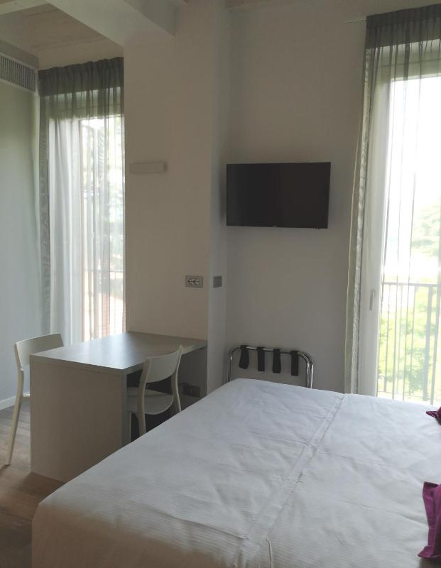 Superior Double Room with Lake View image 3