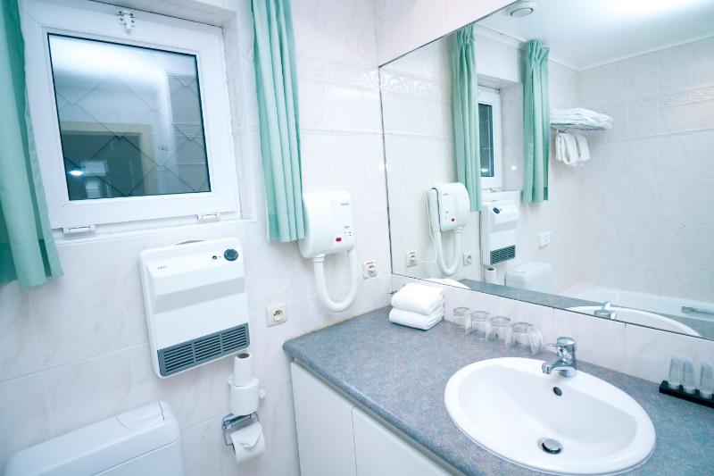 Standard Twin Room image 2