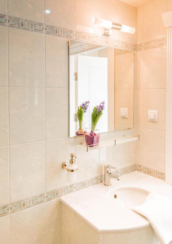 One-Bedroom Suite with Partial Sea View image 2