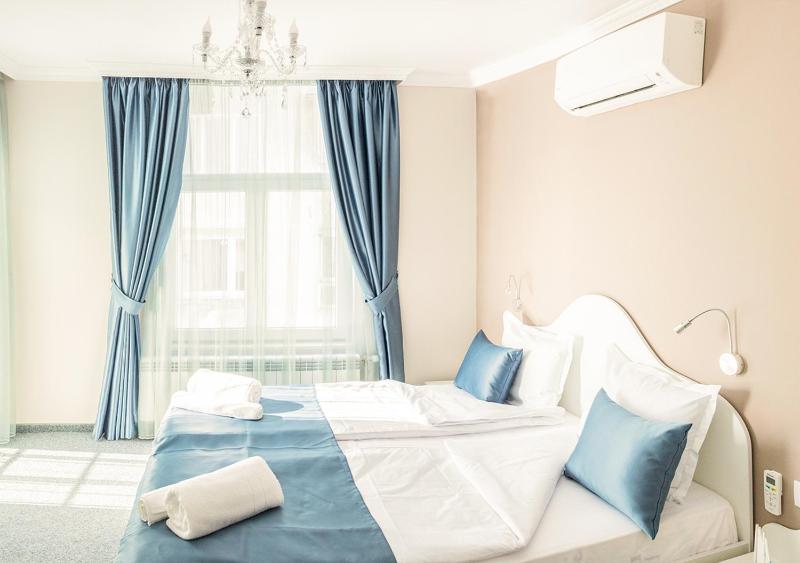 Double Room with Partial Sea View image 1