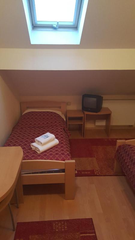 Small Twin Room image 1