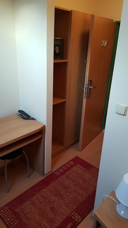 Small Twin Room image 4