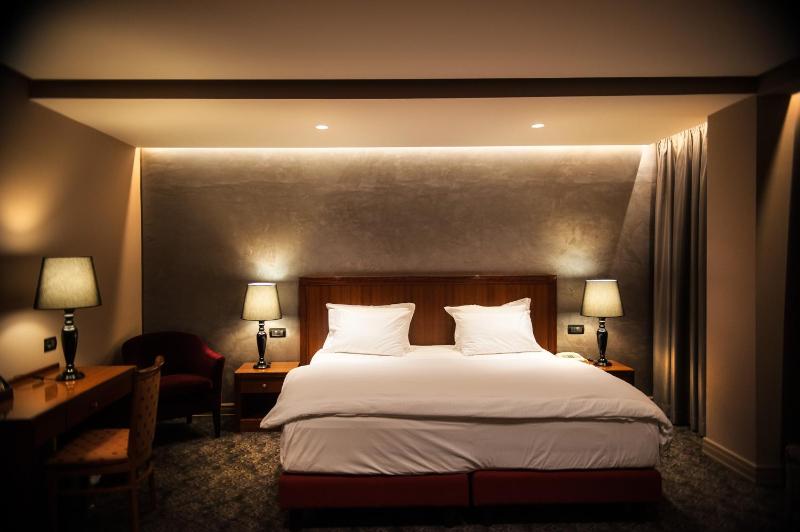 Deluxe Double Room image 4