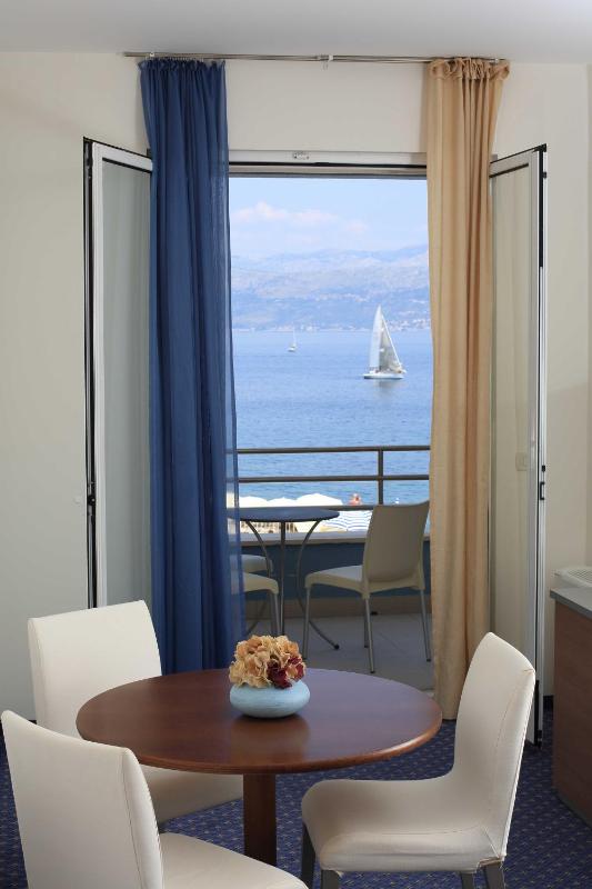 One-Bedroom Suite with Sea View image 4