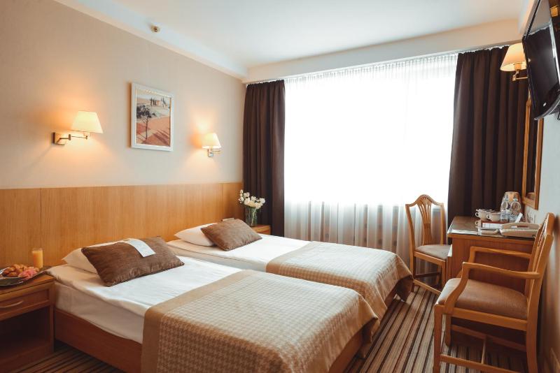 Classic Twin Room image 3