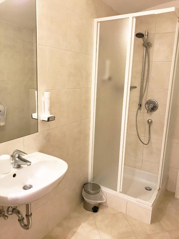 Large Twin Room image 2