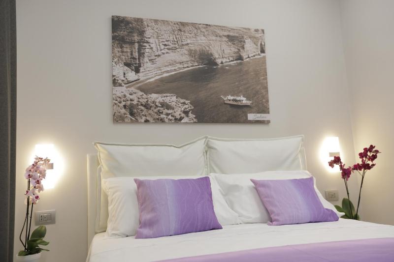 Double Room with Sea View image 4