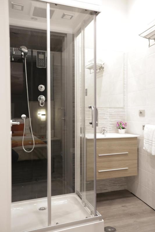 Small Double Room image 4