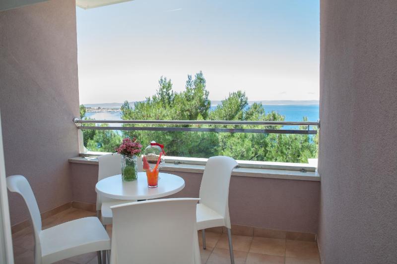 One-Bedroom Apartment with Balcony and Sea View image 1
