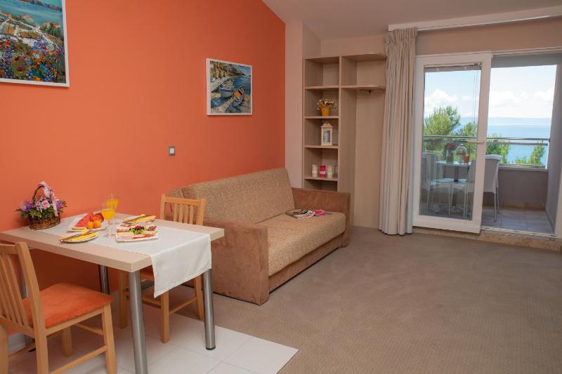 One-Bedroom Apartment with Balcony and Sea View image 4