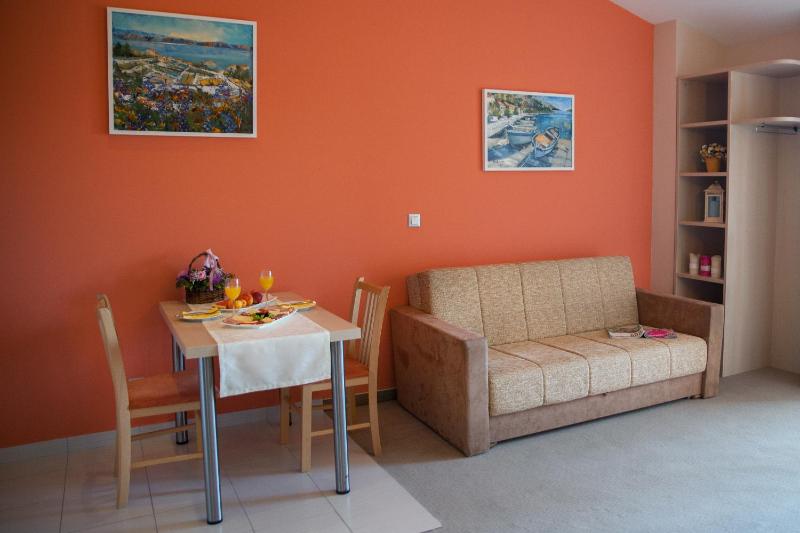 One-Bedroom Apartment with Balcony and Sea View image 3