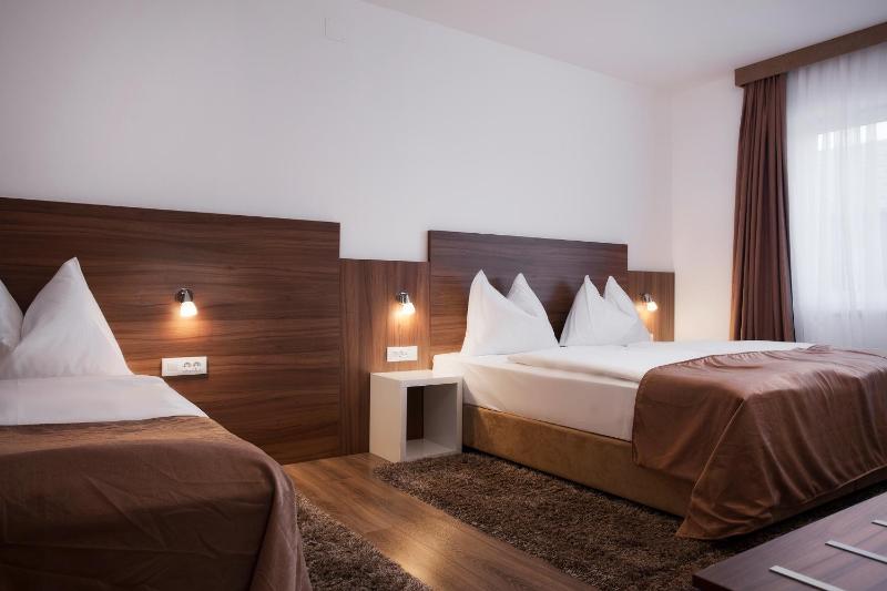Deluxe King Suite with Two Bedrooms and a Terrace image 3
