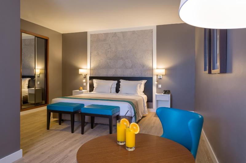 Suite with Side Sea View image 2