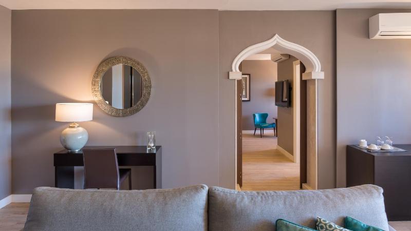 Suite with Side Sea View image 4