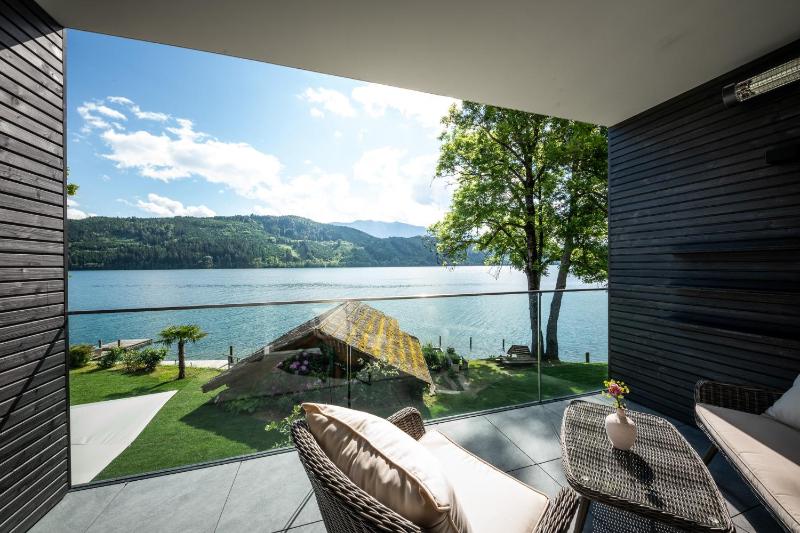 Double Room with Balcony and Lake View image 3