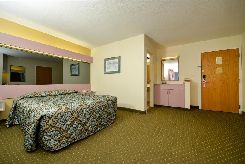 Queen Room - Non-Smoking image 4